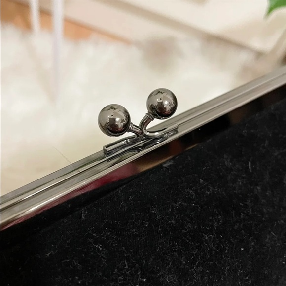 Express black velvet clutch bag - Picture 6 of 7